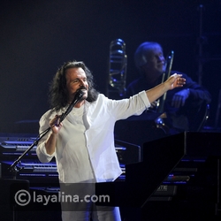 شاهد: الموسيقار العالمي ياني يتحدث العربية بحفله في السعودية