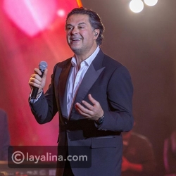 رد فعل غير متوقع من راغب علامة بعدما اقتحمت معجبة المسرح واحتضنته