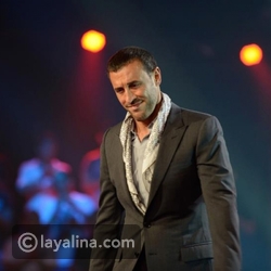 فيديو كاظم الساهر يحرج مذيعاً بعد أن سأله هذا السؤال عن خطيبته الحسناء