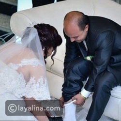 فيديو عروس تغسل قدم زوجها في ليلة زفافها أمام الجميع..ما رأيك في هذا التصرف؟