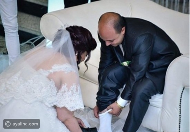 فيديو عروس تغسل قدم زوجها في ليلة زفافها أمام الجميع..ما رأيك في هذا التصرف؟
