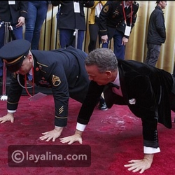 توم هانكس يمارس تمرينات البوش أب