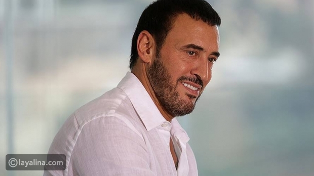 فيديو كاظم الساهر يتغزل بخطيبته على المسرح من خلال أحد أغانيه الشهيرة